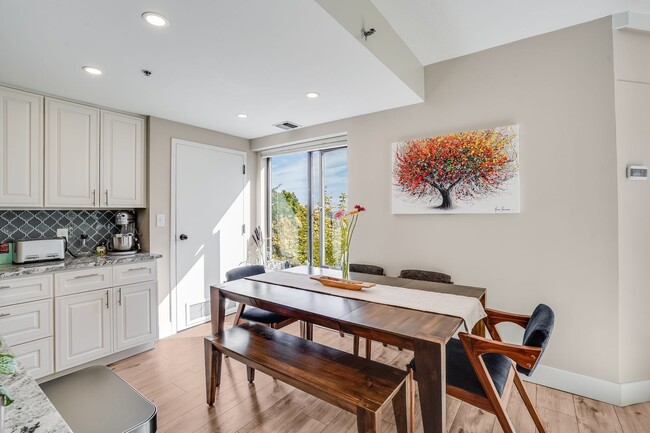 Building Photo - Beautiful 2 Bed, 2 Bath Rental Condo in Portland Goose Hollow neighborhood!