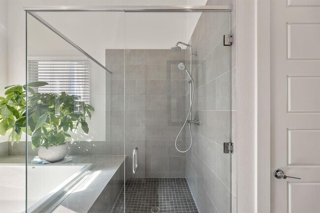 Building Photo - 6101 Florencia Ln