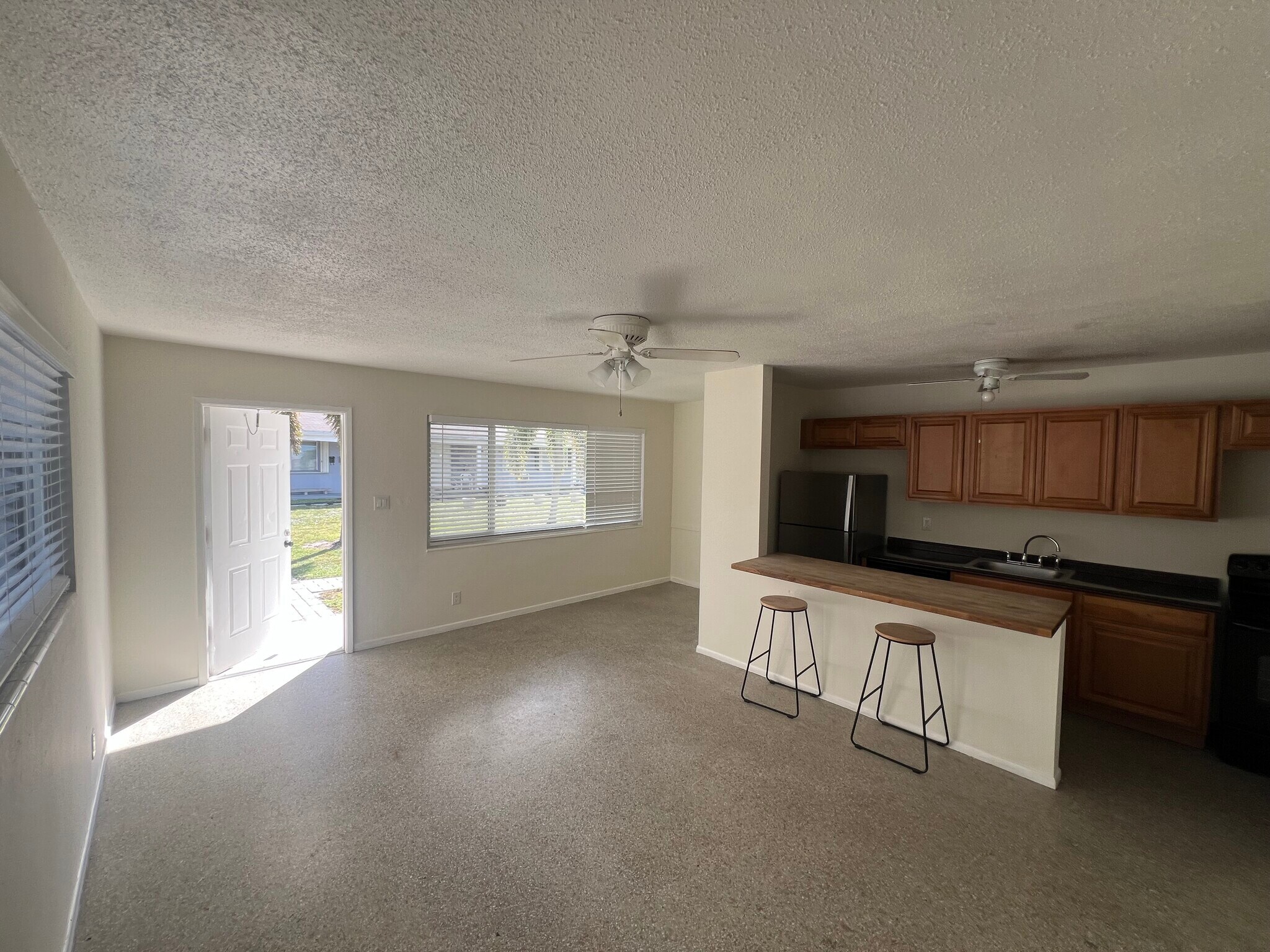 Building Photo - 5831 NE 18th Ave