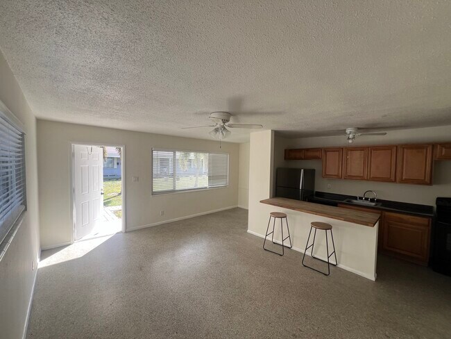 Building Photo - 5831 NE 18th Ave