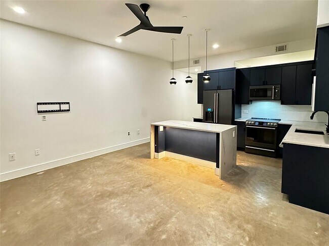 Building Photo - 507 Sabine St