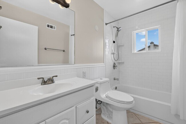 Building Photo - Minutes to the Beach! Updated 2 Bedroom Condo with Parking Included