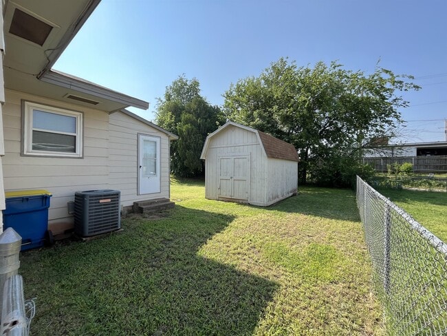 Building Photo - 1001 E 5th Ave