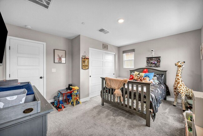 Building Photo - Spacious 5-Bedroom Home with Loft, Pool & Mountain Views