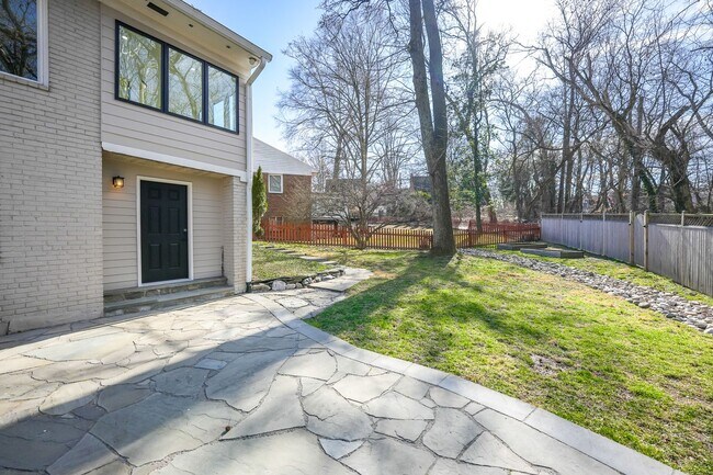 Building Photo - 5128 Linnean Terrace NW