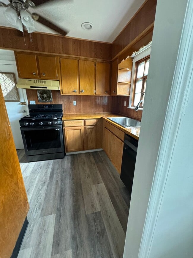 Building Photo - 2-bedroom House for Rent in Monongahela