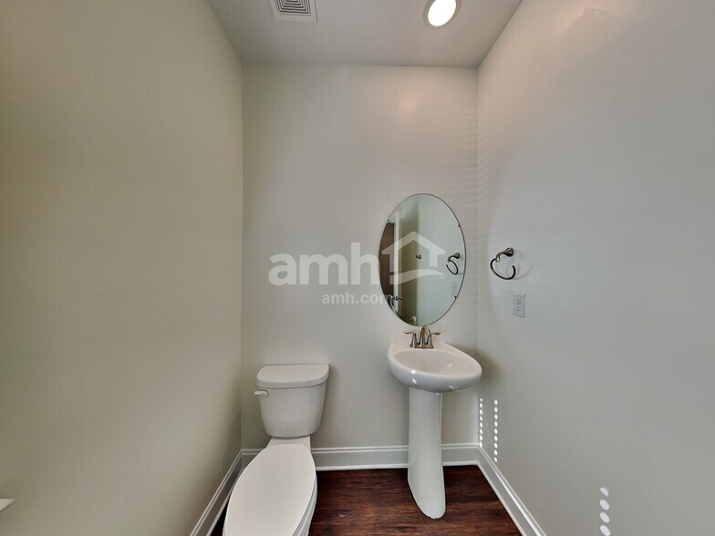 Building Photo - 5500A Farm Pond Ln