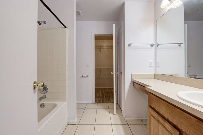 Building Photo - Gorgeous 3 bed 2 bath in Norman!