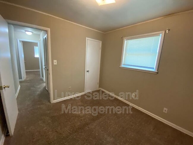 Building Photo - 406 W Douglas Dr
