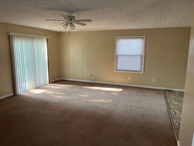 Building Photo - Spacious 3 bed/1bath available in Akron Fi...