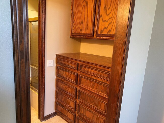 Building Photo - 301 Jansen Dr