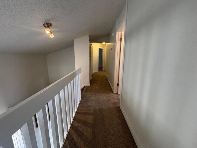 Building Photo - 4 bed/2.5 bath home