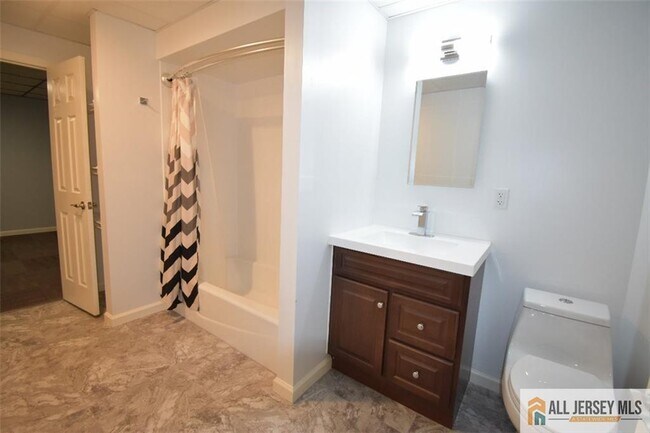 Building Photo - 99 Main St