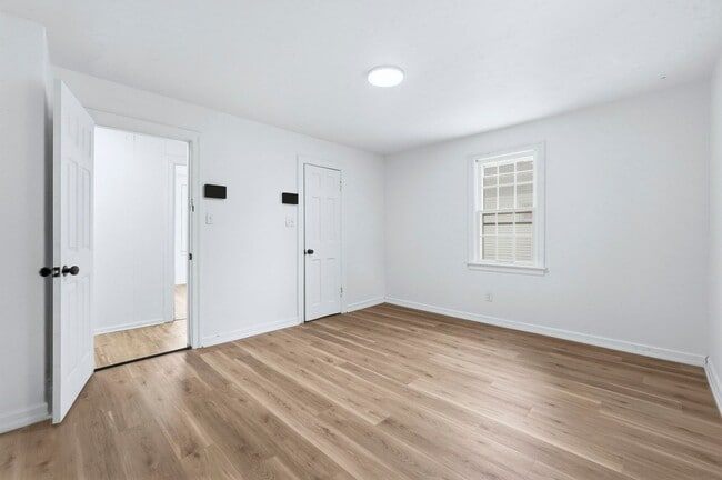 Building Photo - Spacious 4 Bedroom House with New Updates