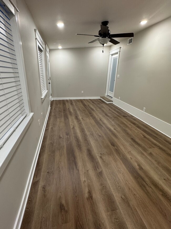 Building Photo - 116 Montrose Dr