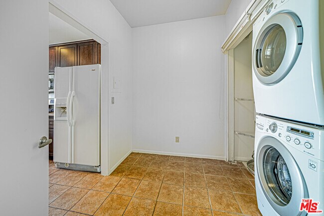 Building Photo - 860 S Lucerne Blvd