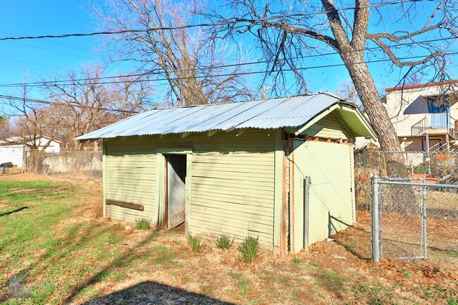 Building Photo - 2 bedroom 2 bath! NEW PAINT! NEW STOVE!