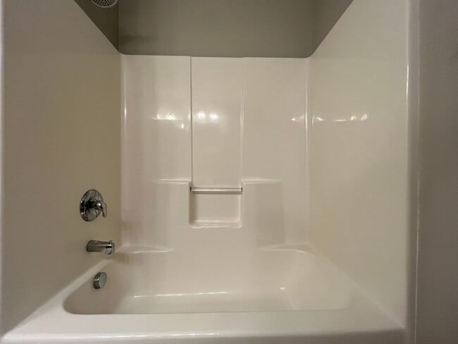 Building Photo - Expansive 3/3 Available Now!