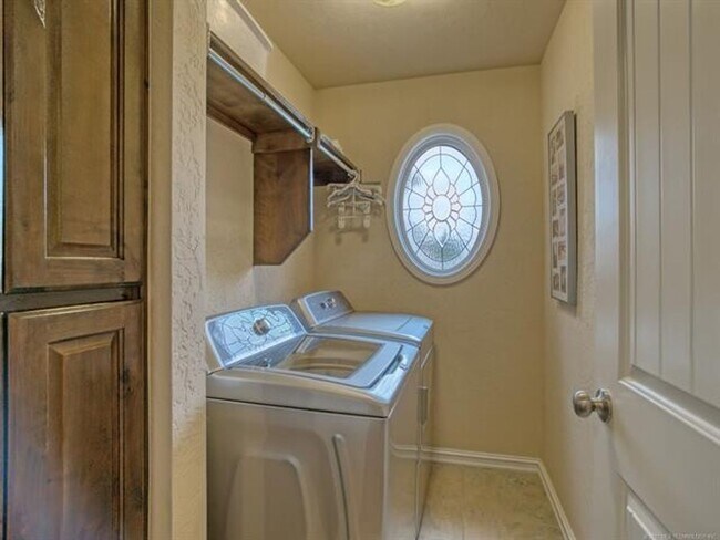 Building Photo - 10724 Masters Cir