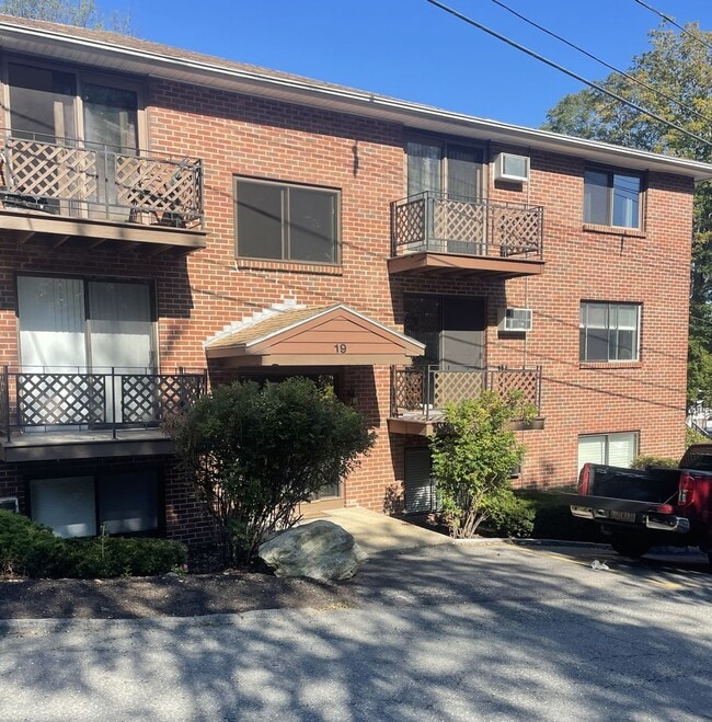 Building Photo - Recently updated 2 bedroom condo in charming Amesbury, MA
