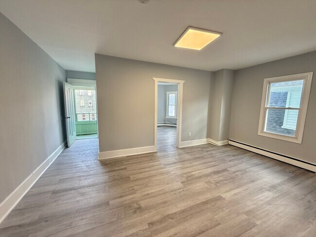 Building Photo - 748 Maple St