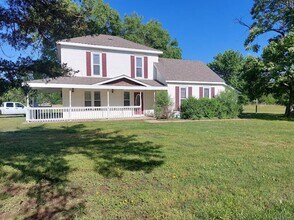 Building Photo - Gorgeous 3 bedroom, 1 bath home south of Haysville