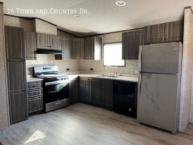 Building Photo - 16 Town and Country Dr