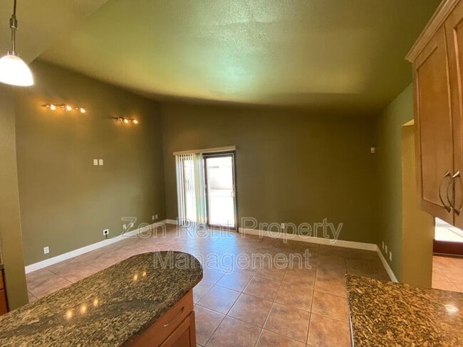 Building Photo - 815 W Juanita Cir