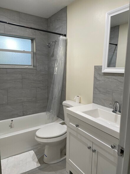 Building Photo - 420 NE 44th St