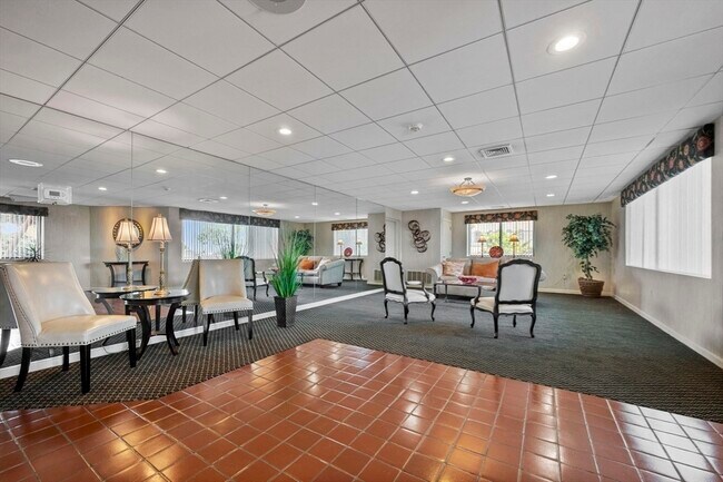 Building Photo - 295 Lynn Shore Dr