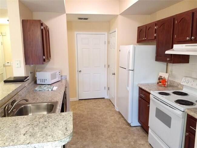 Building Photo - 2700 Pine Tree Rd NE