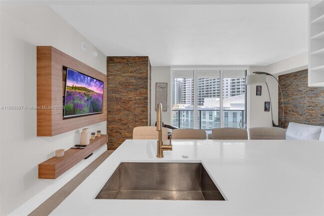 Building Photo - 1300 Brickell Bay Dr