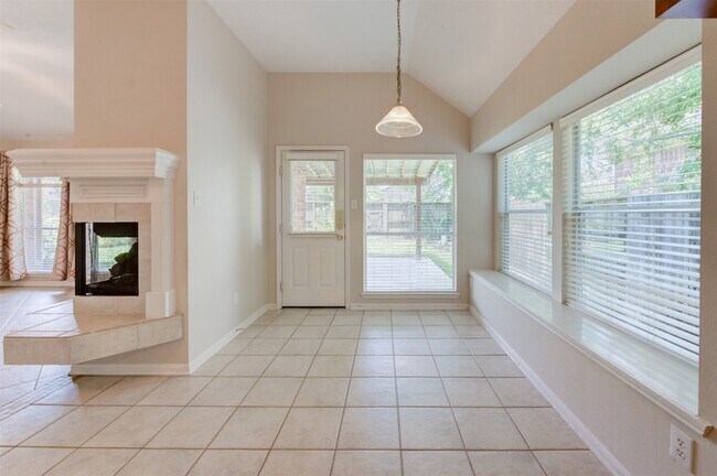 Building Photo - 9026 Robinhoods Well Dr
