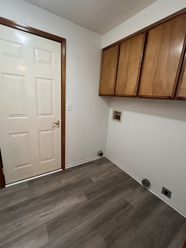 Building Photo - 3 Bedroom 2 Bath Single Family Home