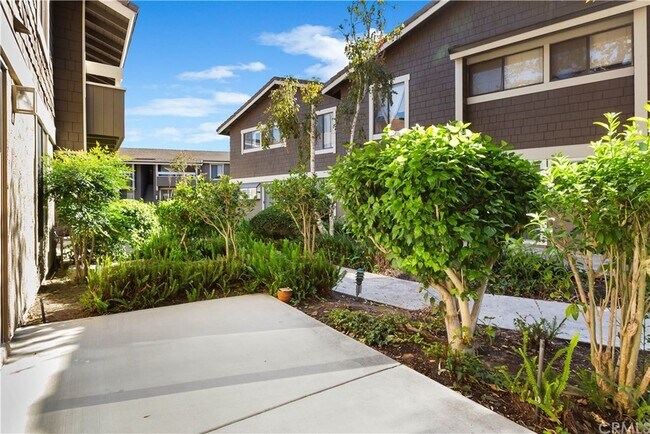 Building Photo - 21 Streamwood-