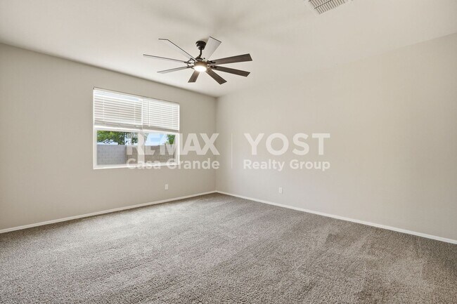 Building Photo - Beautiful Kitchen, Open Layout, and Room to Relax!
