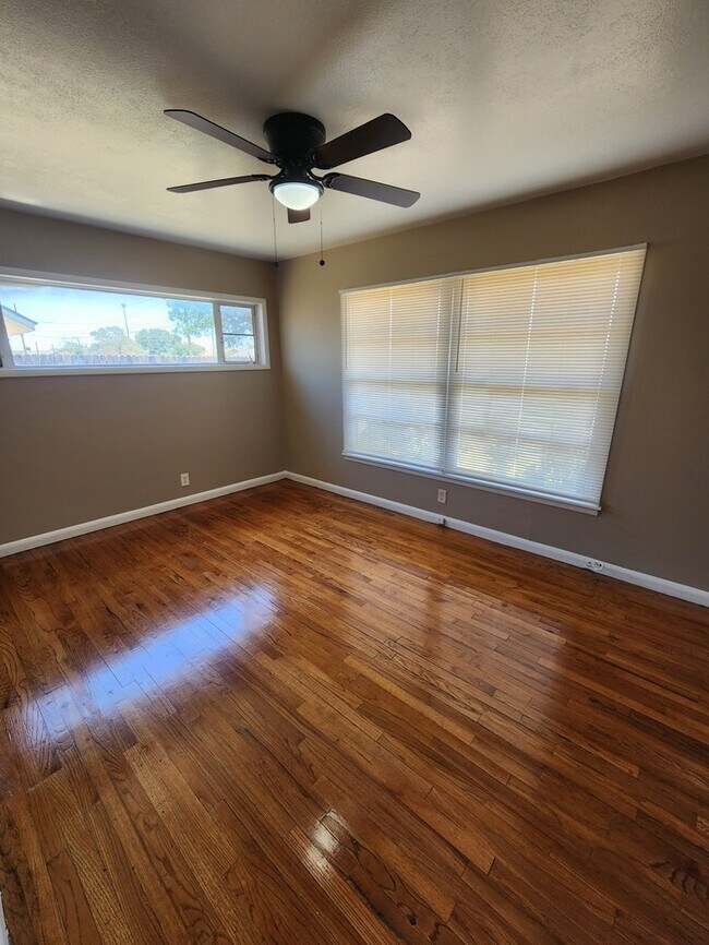 Building Photo - 3 bed 2 bath home with 1 car garage