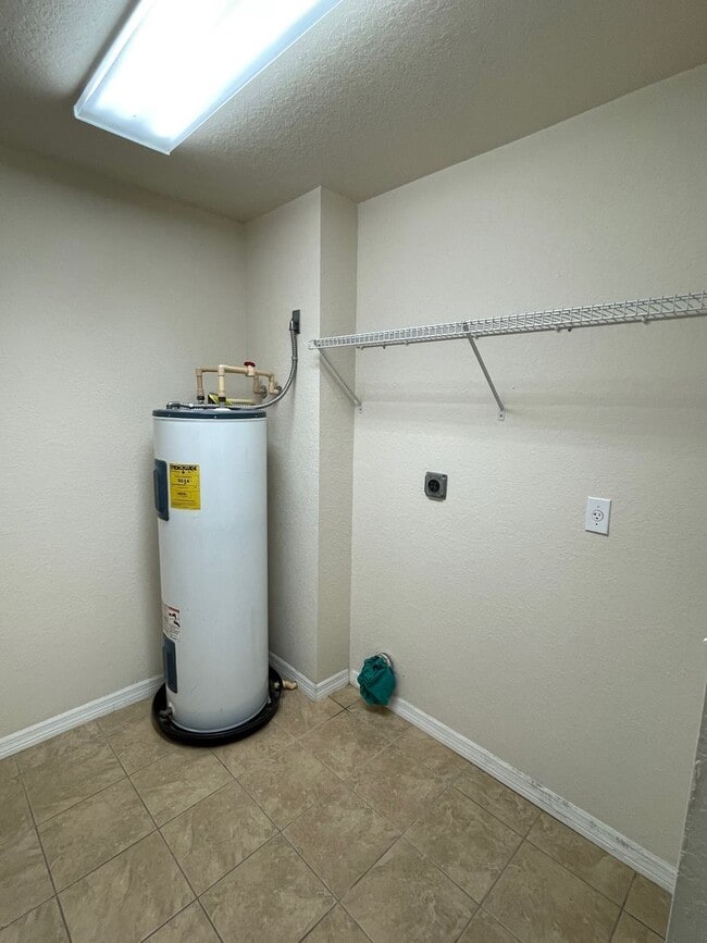 Building Photo - 3 bedroom 2 bathroom Condo