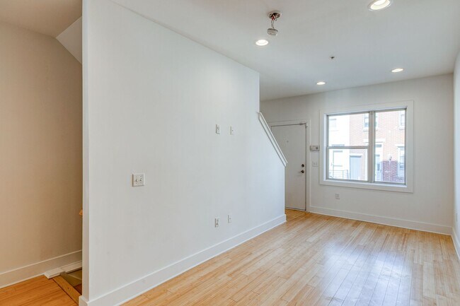 Building Photo - 621 S Clarion St