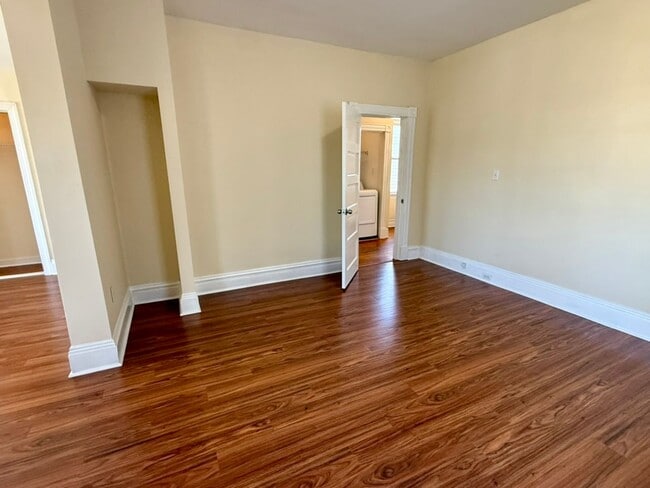 Building Photo - Spacious 3BR / 2BA apartment with ensuite bath and in-unit laundry