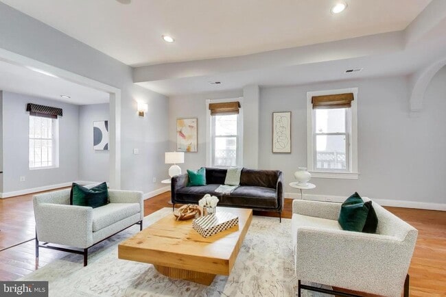 Building Photo - 1006 Otis Pl NW