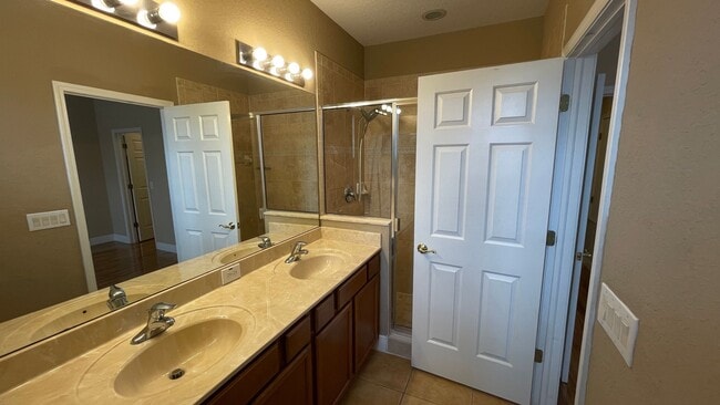Building Photo - Unfurnished Annual Rental