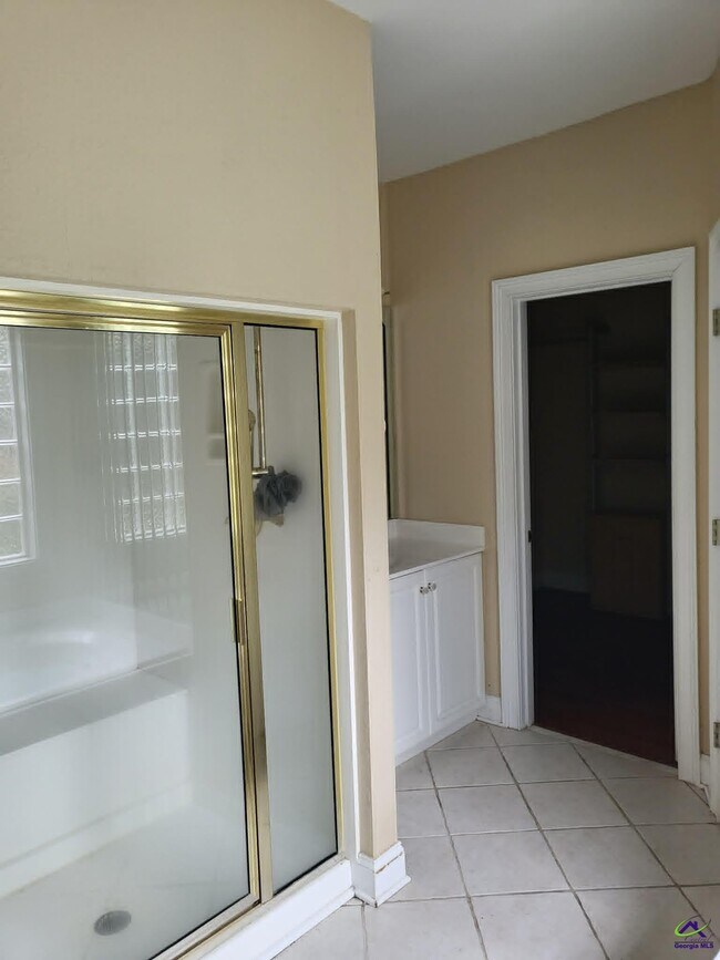 Building Photo - 406 Royal Crest Cir