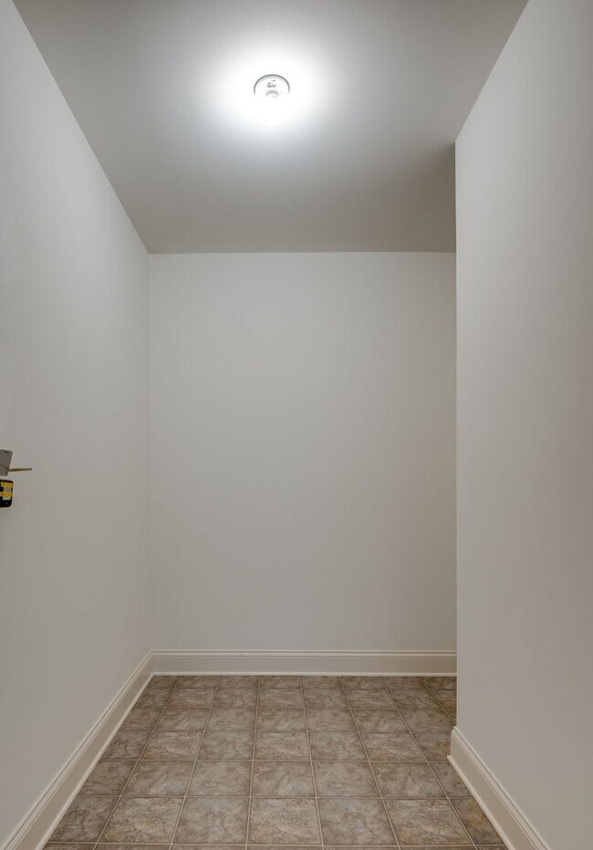 Building Photo - 3 Bed, 2.5 Bath End Unit Townhome w/ Garage