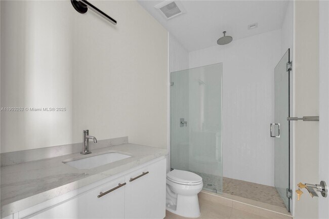 Building Photo - 530 SW 11th Ave