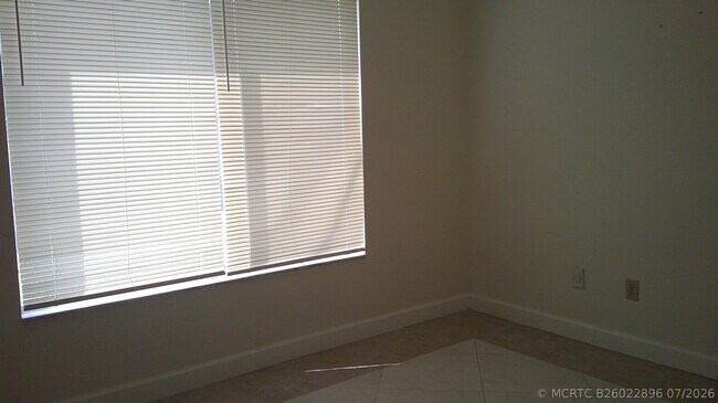 Building Photo - 1350 SE La Haven Ct