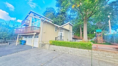 Building Photo - Mercer Island gem - 4 BD 2.5 Ba in Beautif...