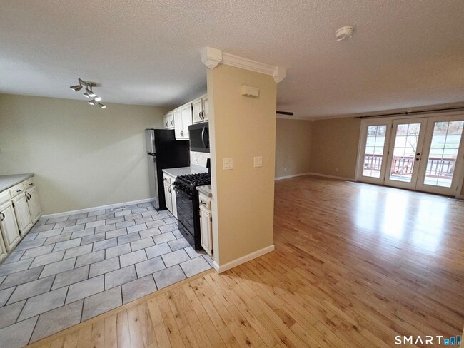 Building Photo - 12 W Meadow Ln