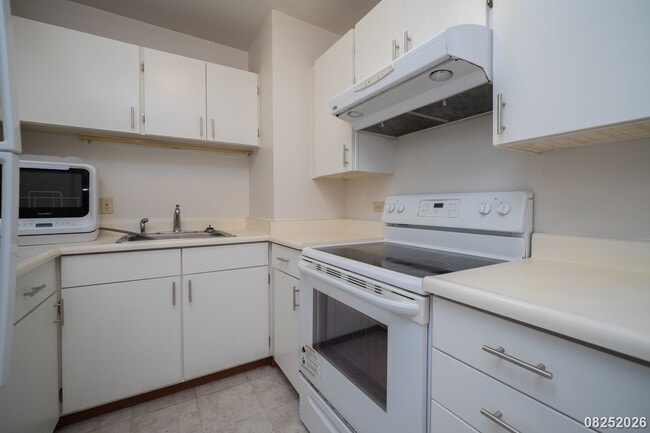 Building Photo - 1425 Liliha St