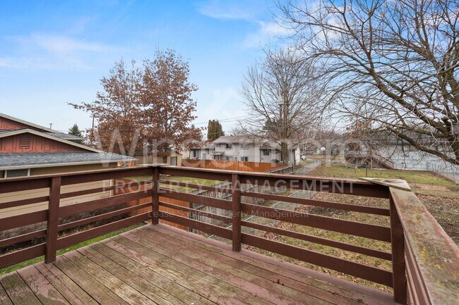 Building Photo - 4 BEDROOM AND 2 BATH VALLEY DUPLEX